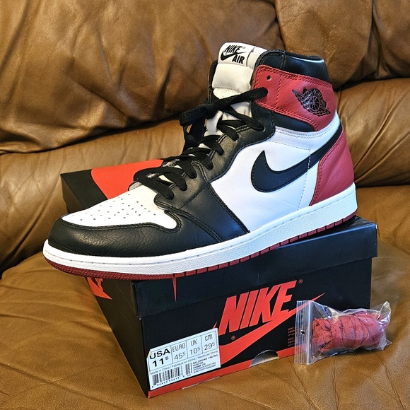 Men's Nike Air Jordan 1 Retro High OG Black Toe Size 11.5 (EXCELLENT SHAPE) - Picture 5 of 16